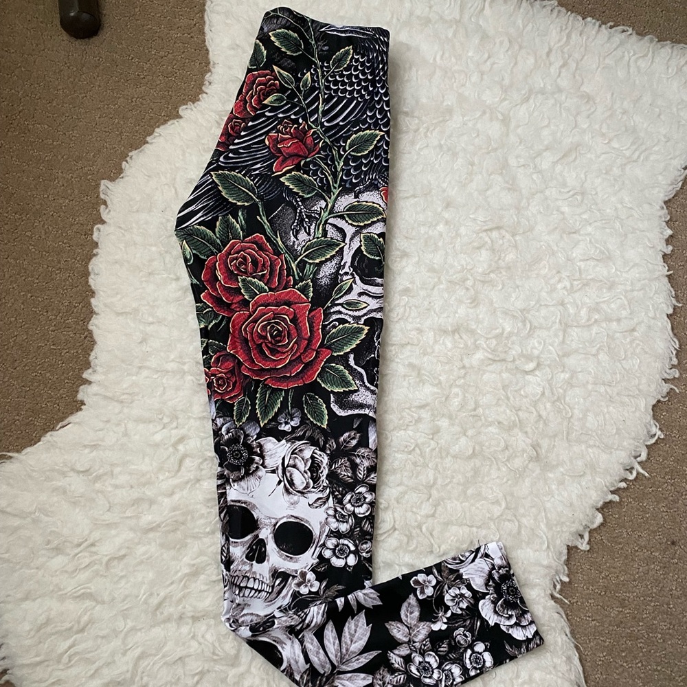 GEARBUNCH Skulls and Roses Printed Athletic Leggings Black Sz S